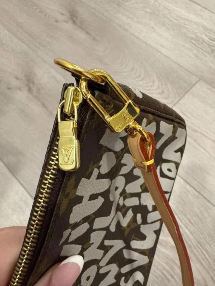 Lv graffiti bag - Image 4