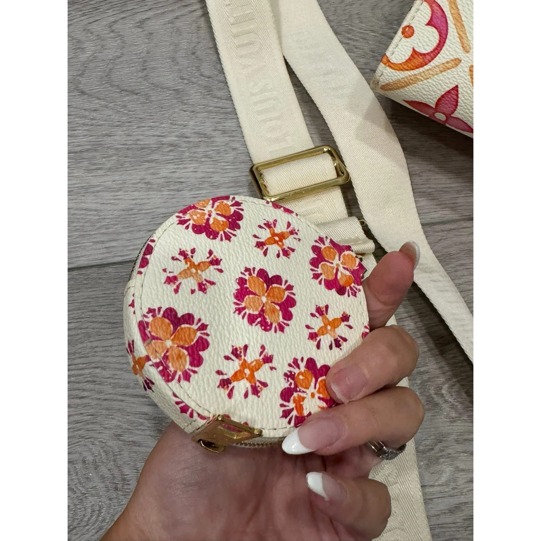 Lv On the go east west by the pool orange and pink - Image 3