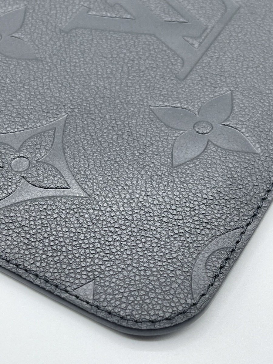 Louis Vuitton
Leather clutch bag
Never worn
Black, Leather - Image 10