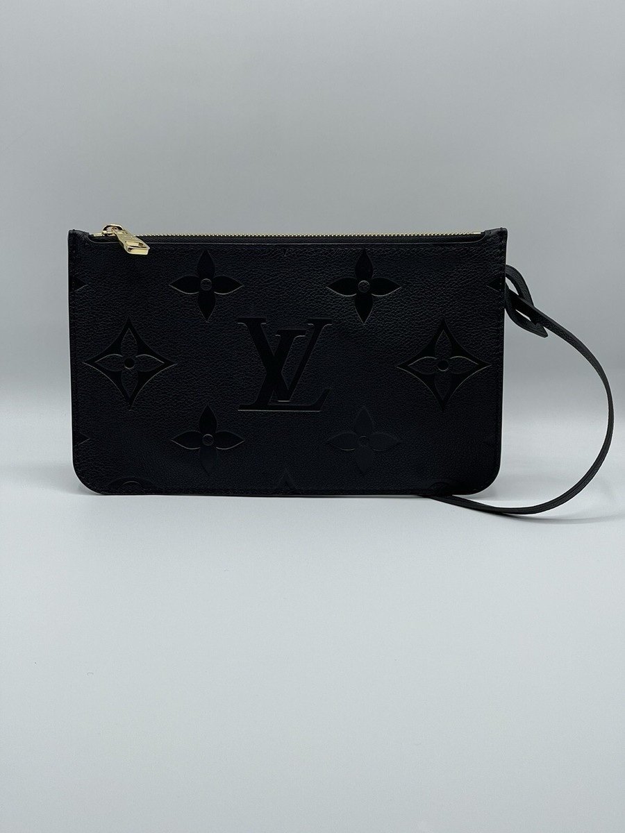Louis Vuitton
Leather clutch bag
Never worn
Black, Leather