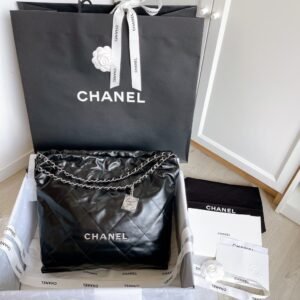 Chanel 22 Bag, size medium, silver hardware with removable pouch - Image 5