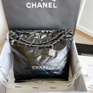 Chanel 22 Bag, size medium, silver hardware with removable pouch - Image 4