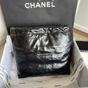 Chanel 22 Bag, size medium, silver hardware with removable pouch - Image 2