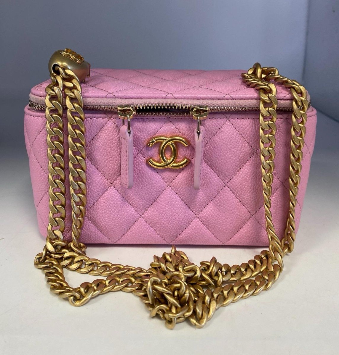 Authentic CHANEL Bubblegum Pink Sweet Heart Vanity Case with Chain Strap 23P - Image 12