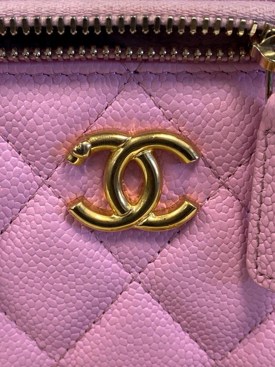 Authentic CHANEL Bubblegum Pink Sweet Heart Vanity Case with Chain Strap 23P - Image 20