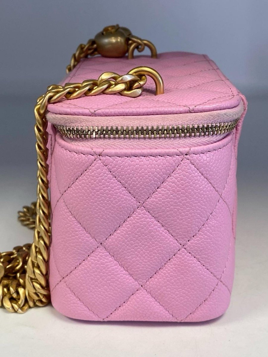 Authentic CHANEL Bubblegum Pink Sweet Heart Vanity Case with Chain Strap 23P - Image 19