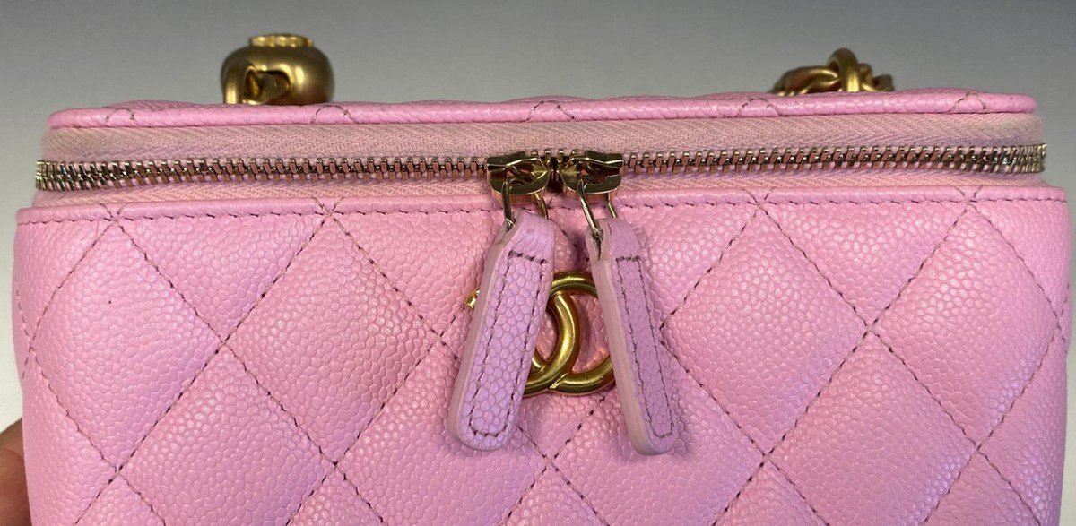 Authentic CHANEL Bubblegum Pink Sweet Heart Vanity Case with Chain Strap 23P - Image 14