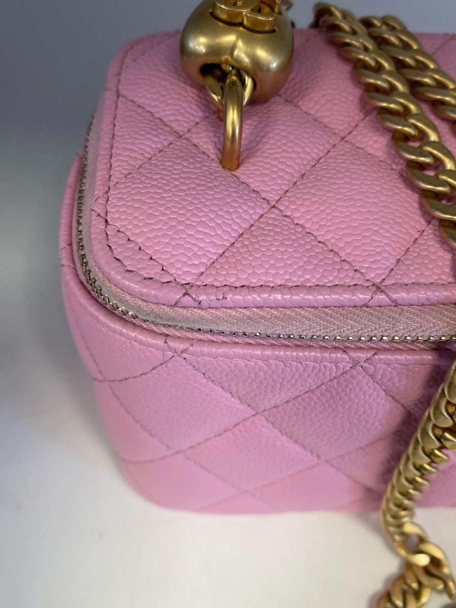 Authentic CHANEL Bubblegum Pink Sweet Heart Vanity Case with Chain Strap 23P - Image 3