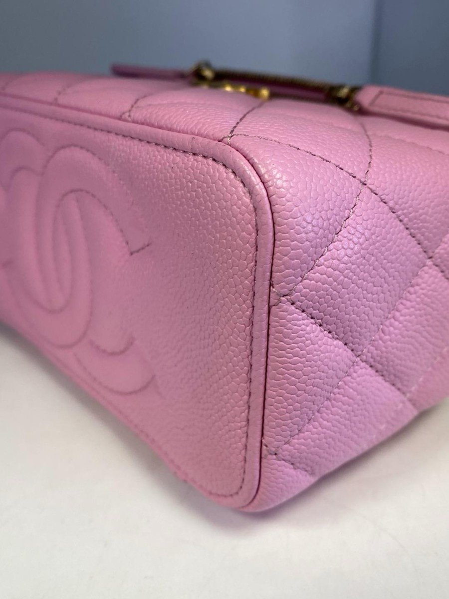 Authentic CHANEL Bubblegum Pink Sweet Heart Vanity Case with Chain Strap 23P - Image 6