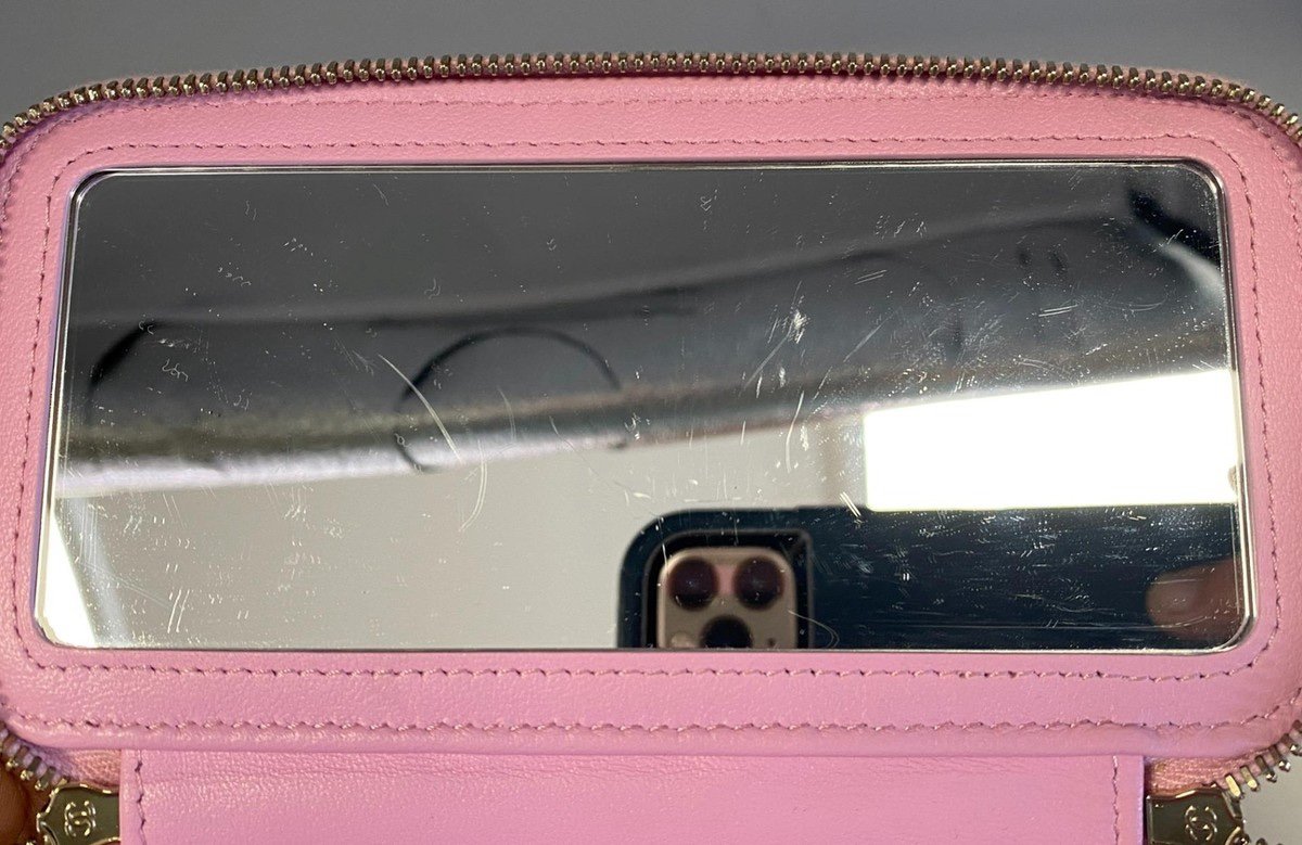 Authentic CHANEL Bubblegum Pink Sweet Heart Vanity Case with Chain Strap 23P - Image 7