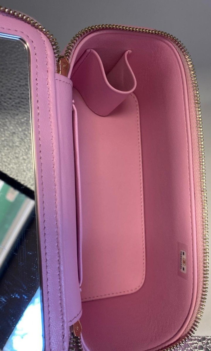 Authentic CHANEL Bubblegum Pink Sweet Heart Vanity Case with Chain Strap 23P - Image 5