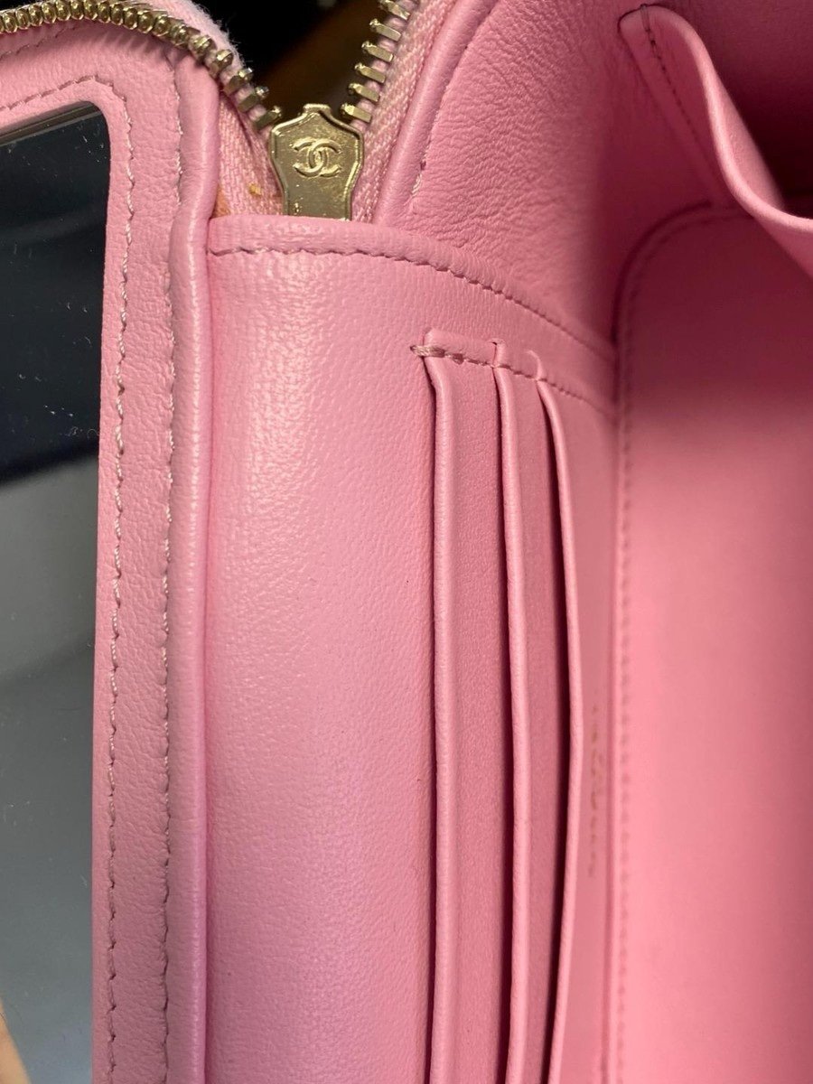Authentic CHANEL Bubblegum Pink Sweet Heart Vanity Case with Chain Strap 23P - Image 4