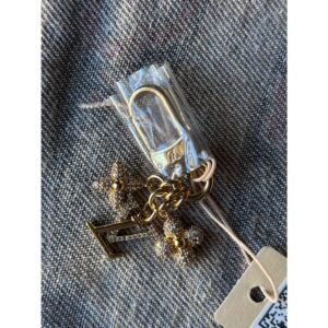 Louis Vuitton
Twist bag charm
Never worn, with tag
Gold, Metal - Image 7