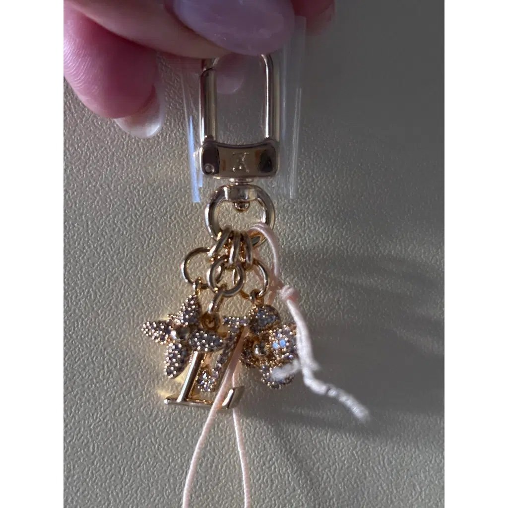 Louis Vuitton
Twist bag charm
Never worn, with tag
Gold, Metal - Image 6