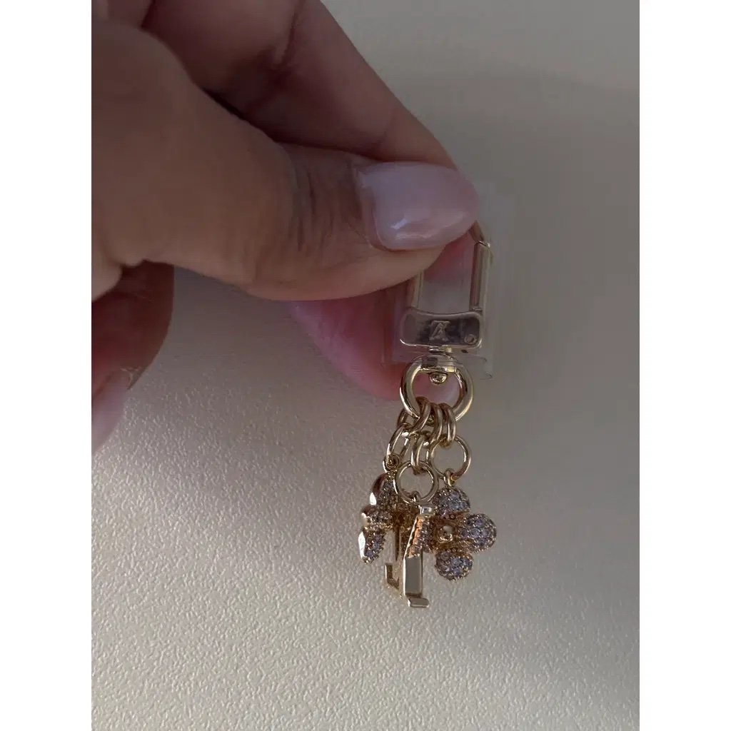 Louis Vuitton
Twist bag charm
Never worn, with tag
Gold, Metal - Image 5