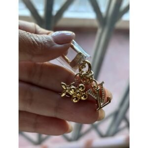 Louis Vuitton
Twist bag charm
Never worn, with tag
Gold, Metal - Image 2