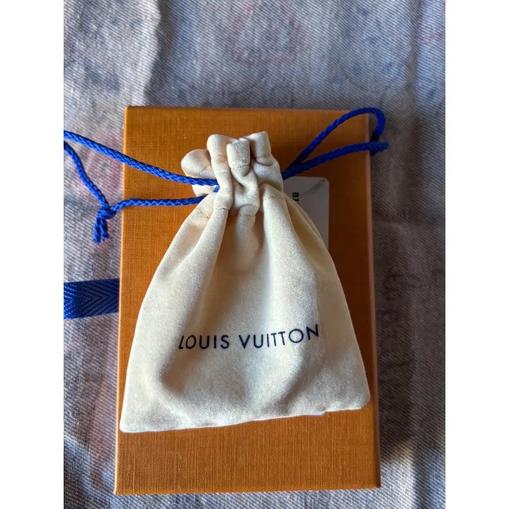 Louis Vuitton
Twist bag charm
Never worn, with tag
Gold, Metal - Image 4