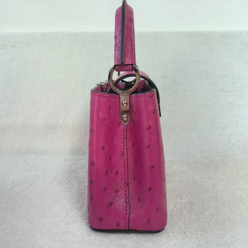 Louis Vuitton
Capucines ostrich handbag
Never worn - Image 8