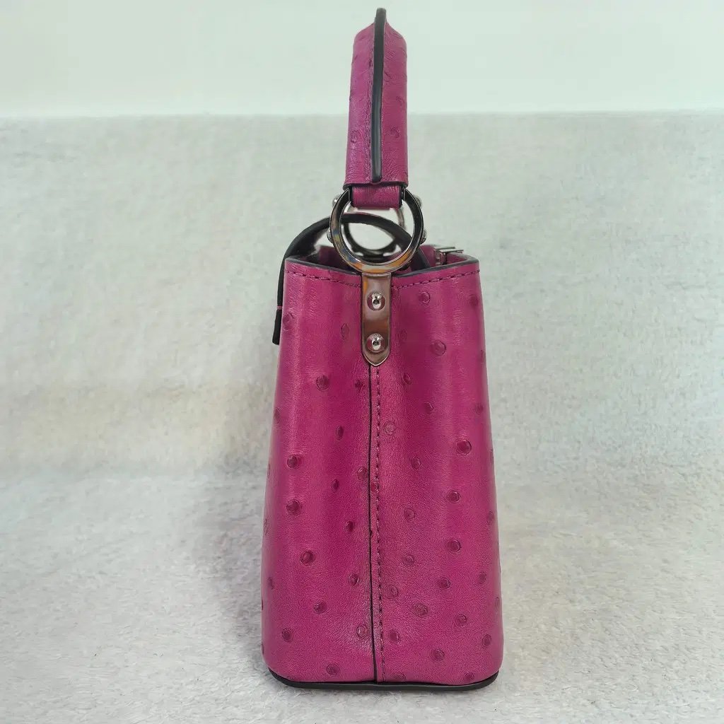 Louis Vuitton
Capucines ostrich handbag
Never worn - Image 9