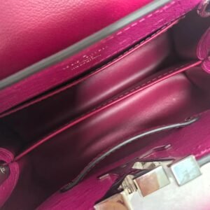 Louis Vuitton
Capucines ostrich handbag
Never worn - Image 7