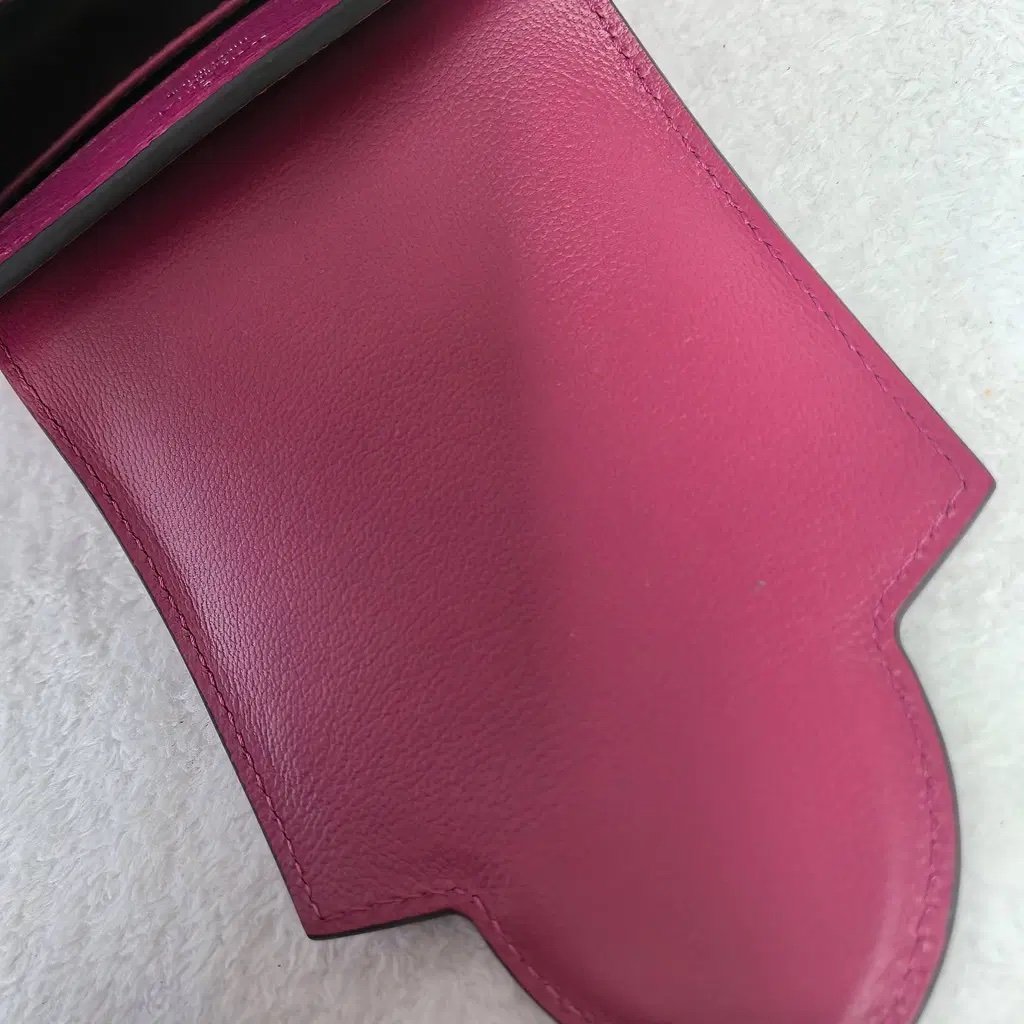 Louis Vuitton
Capucines ostrich handbag
Never worn - Image 6