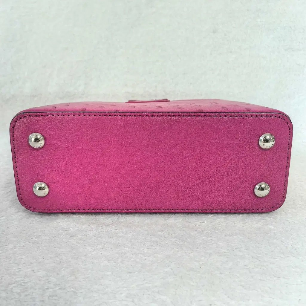 Louis Vuitton
Capucines ostrich handbag
Never worn - Image 4